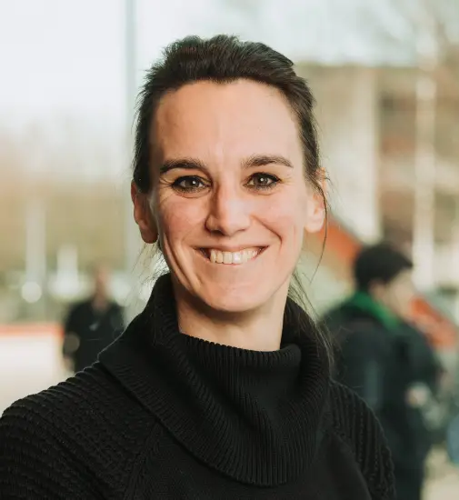 Portretfoto van medewerker Christien Bakker die een zwarte trui draagt.