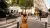 Vrouw maakt foto van zogenaamde groene gevel in een stad