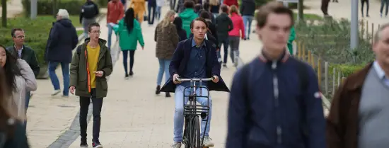 Student fietst over de campus