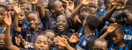 Oegandese kinderen Inter Campus voetbal