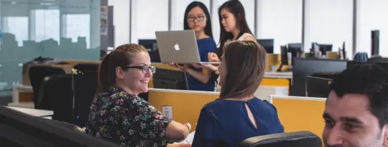 vrouwen overleggen met elkaar in kantooromgeving