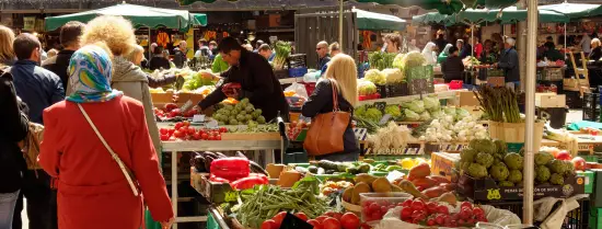 Mensen op een groente-en fruitmarkt