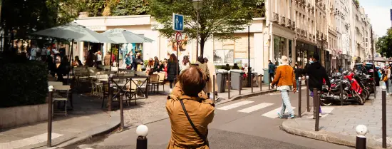 Vrouw maakt foto van zogenaamde groene gevel in een stad