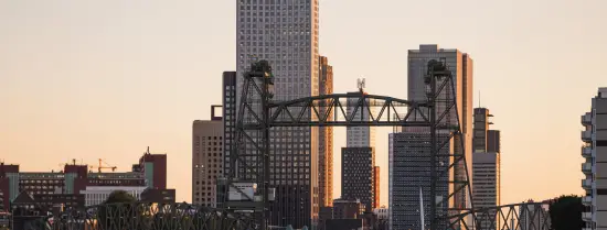 De iconische brug De Hef in Rotterdam, vanaf het water gezien