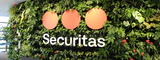 Logo Securitas op groene wand
