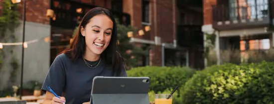 Lachende student achter haar tablet 