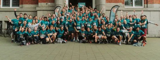 Alle Charity Run-deelnemers juichen voor de start bij Erasmus University College.