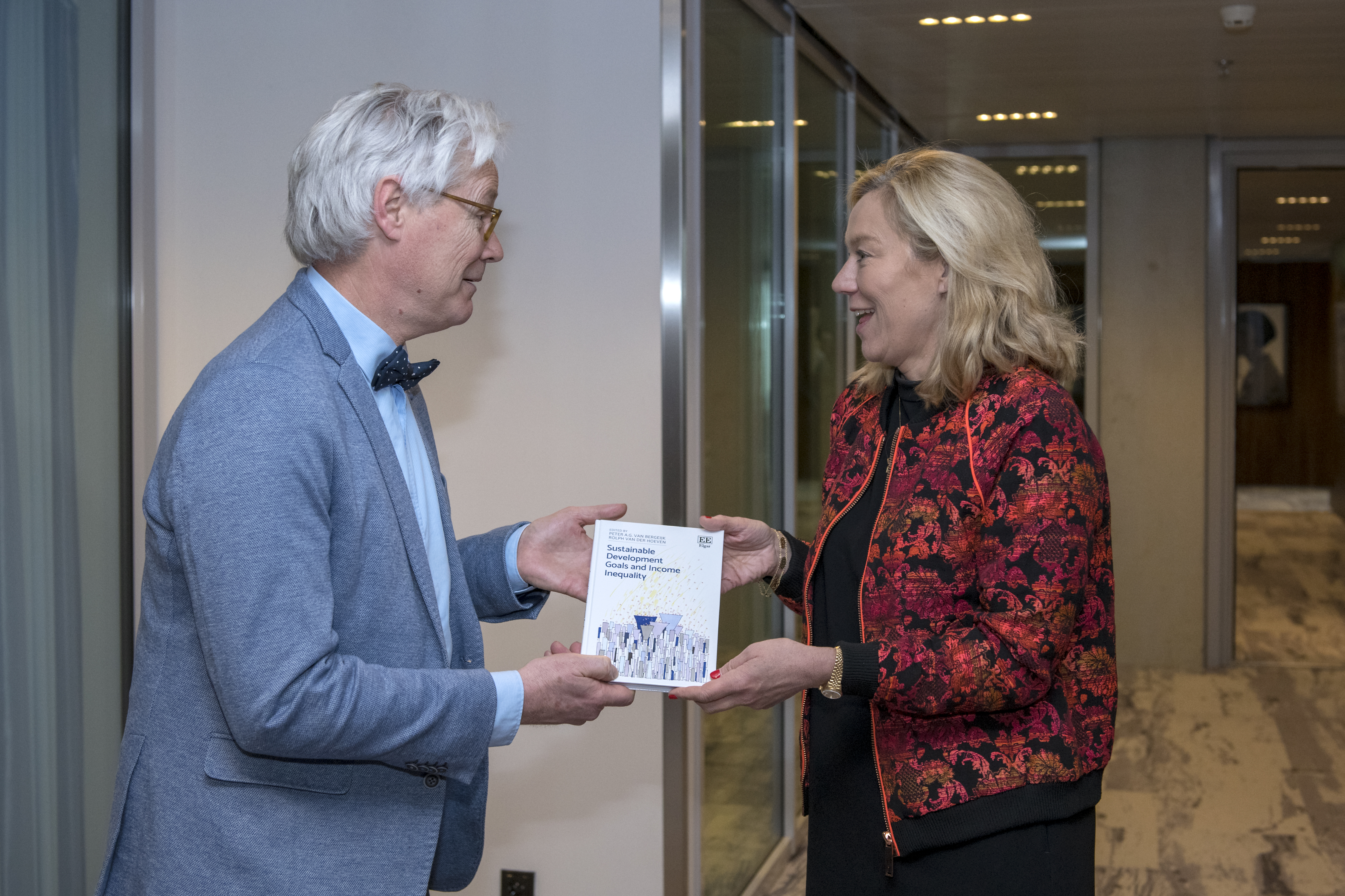 Minister of International Trade and Developement Sigrid Kaag receives first copy of book