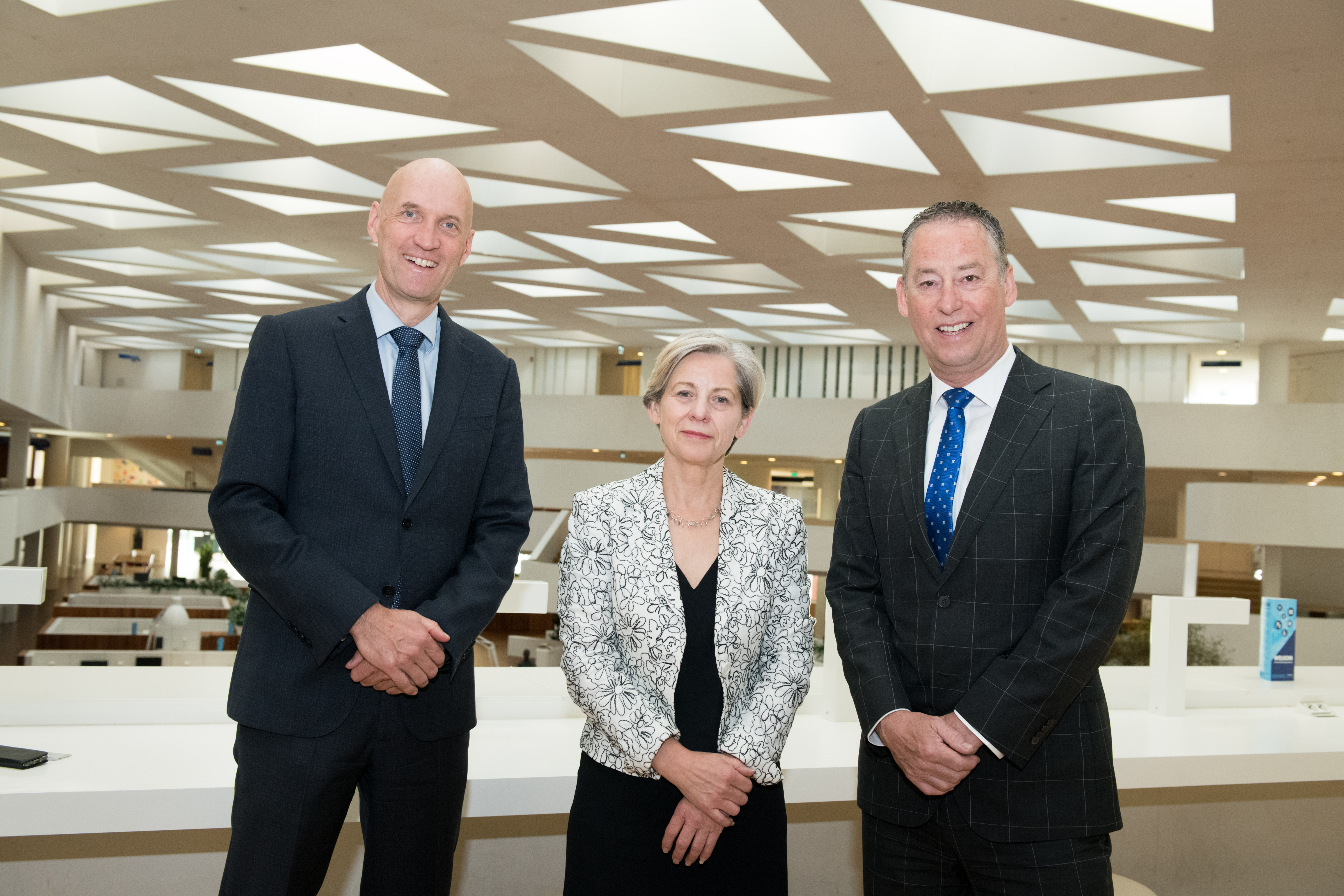 Ernst Kuipers (vz RvB Erasmus MC), Kristel Baele (vz CvB EUR) en Tim van der Hagen (vz CvB en rector TU Delft)