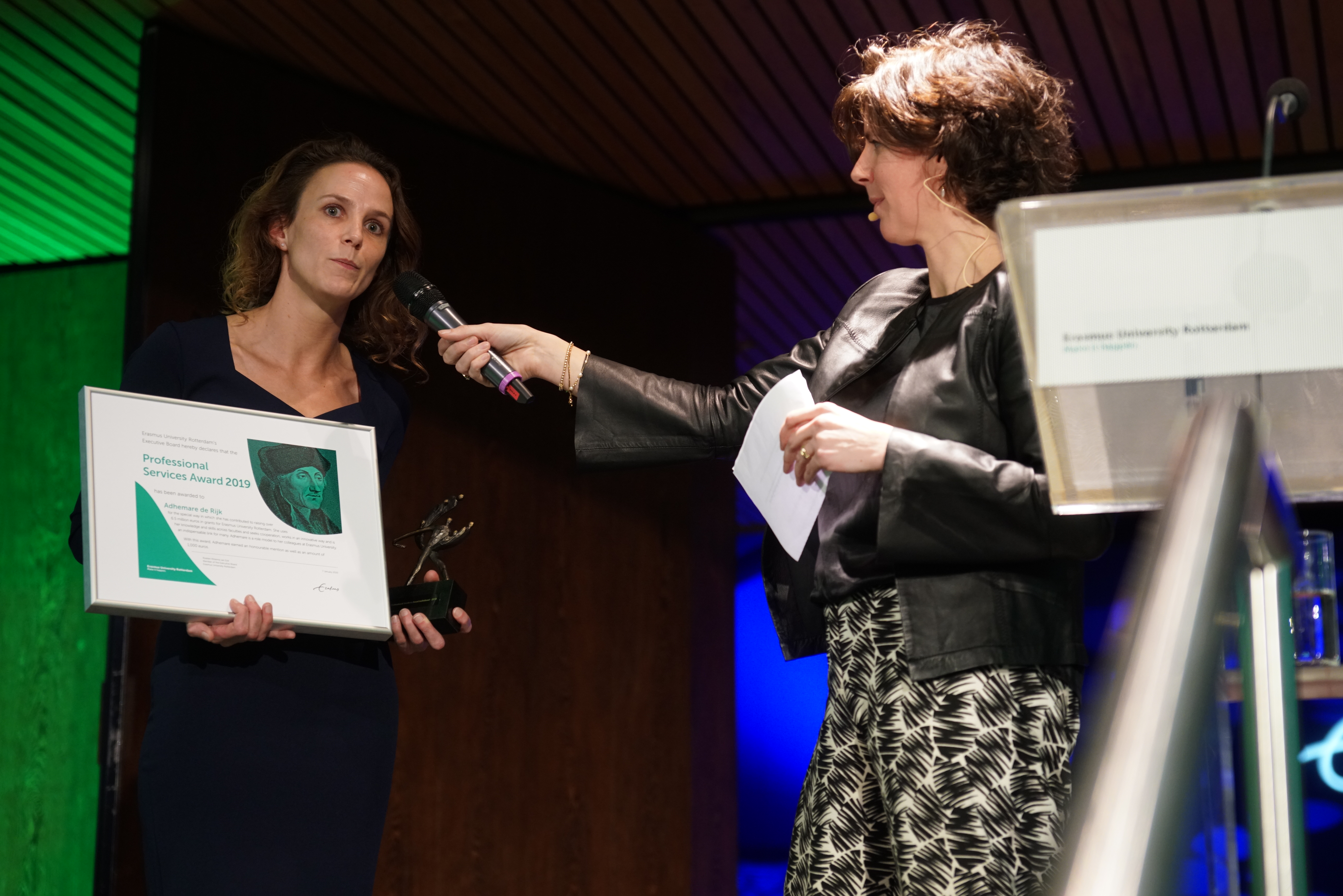 Adhemare de Rijk, funding manager research bij Erasmus School of Economics en Erasmus School of Philosophy, wint de individuele Professional Services Award.