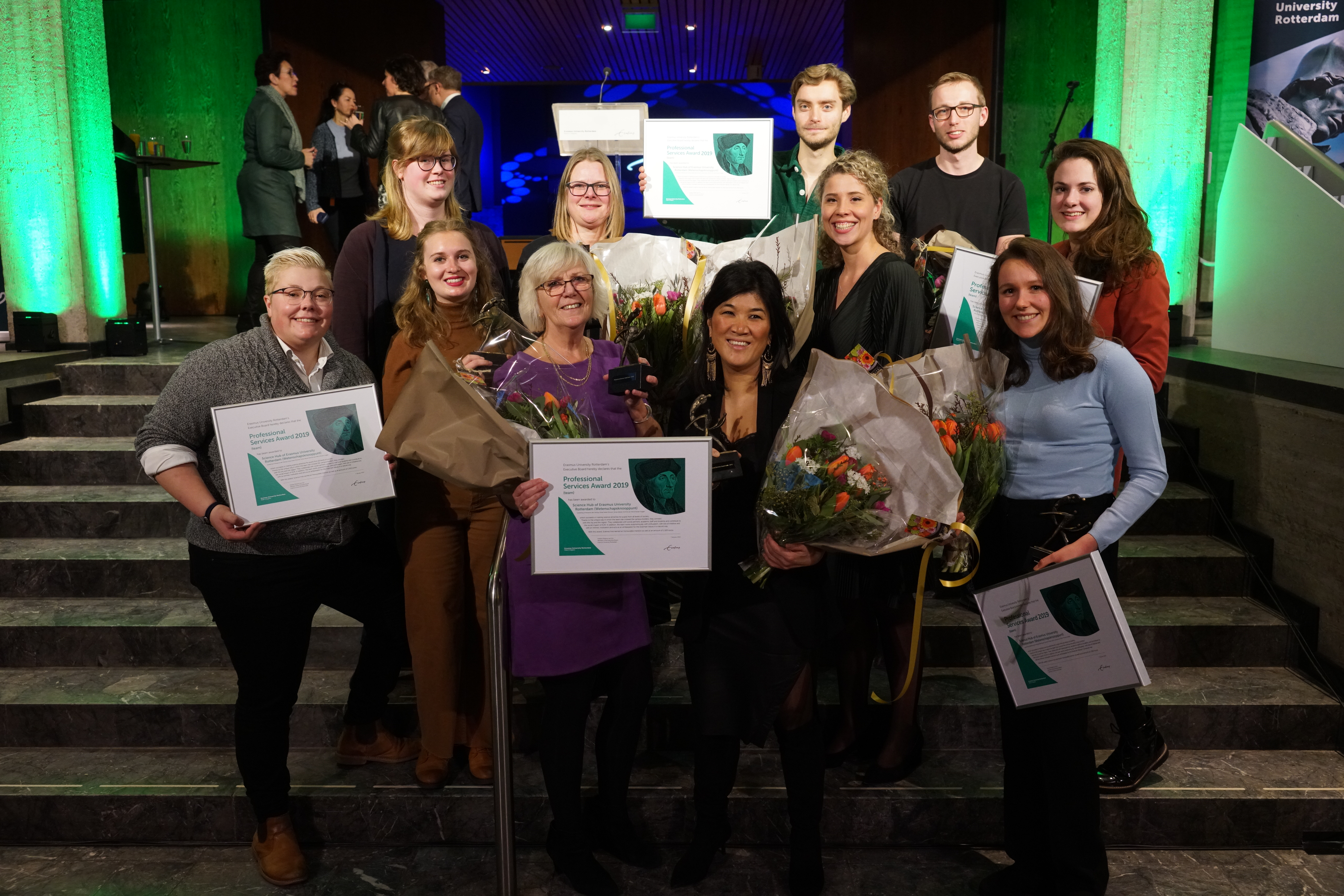 Het Wetenschapsknooppunt neemt de Professional Services Award voor teams in ontvangst.