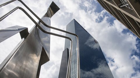 Zicht op de Delftsche Poort Zicht op gebouw Nationale Nederlanden en kunstwerk