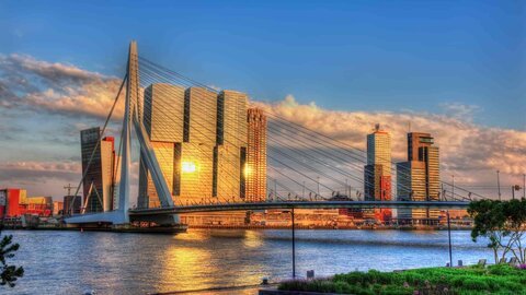 Skyline Rotterdam Skyline Rotterdam en Erasmus brug Rotterdam bij zonsondergang