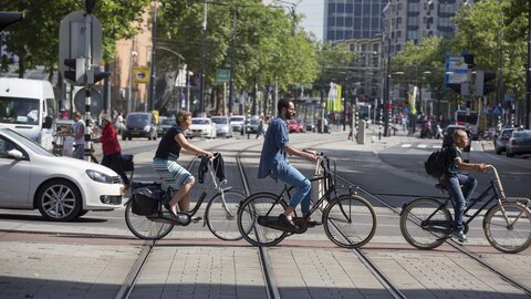 Fietsers in Rotterdam by Erik Fecken