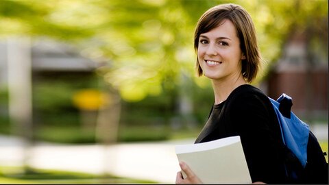 Student op campus met schrijfblok