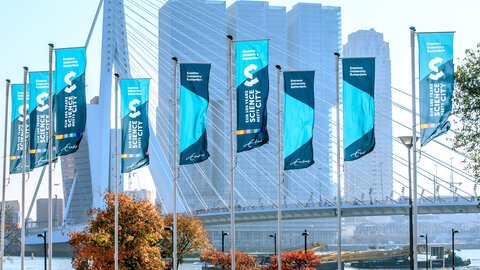 Science Meets City Vlaggen bij Erasmusbrug