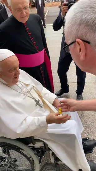Image - Charles biedt klomp aan aan Paus