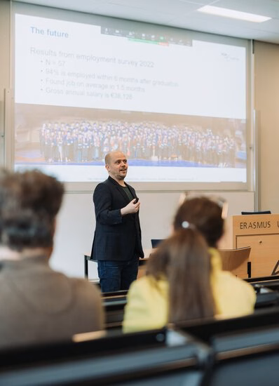 Lecturer explains in a lecture hall during the Master Open Day.