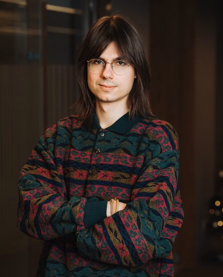 Alex Stanescu met een neutrale achtergrond