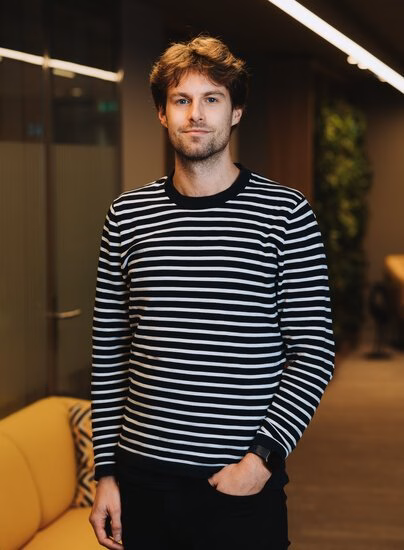 Dylan Prins op de gang van de filosofiefaculteit