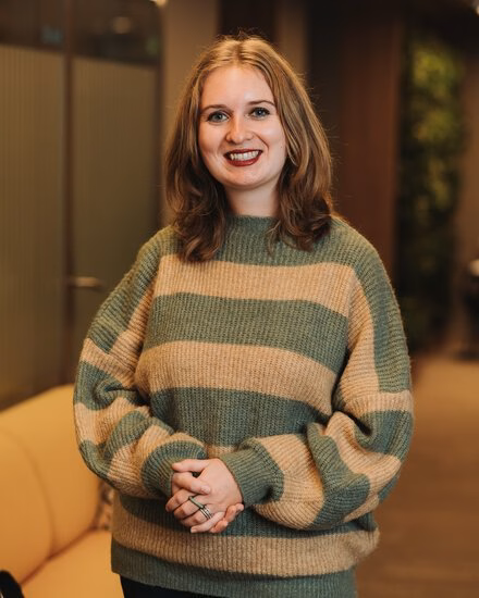 Ruby Knipscheer staand in de gang van de filosofiefaculteit