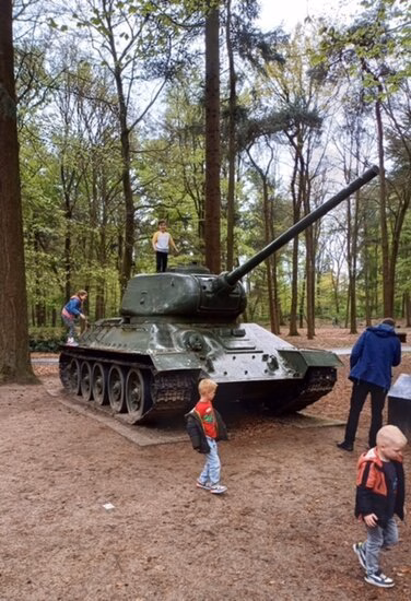 Kinderen spelen op een tank in Museum Overloon, gepensioneerden Voorjaarsuitje 2025.