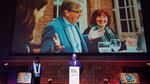 Ed Brinksma geeft zijn afscheidsspeech op het podium tijdens de Opening Academisch Jaar, links van hem staat zijn opvolger Annelien Bredenoord.