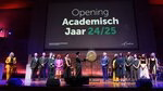 Annelien Bredenoord slaat op de gong om het academisch jaar te openen met alle prijswinnaars op het podium.