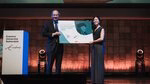 Voorzitter Erasmus Trust Fond: Gijs van Lookeren Campagne overhandigt Ise Lau het Student Societal Impact Award.