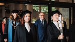 Annelien Bredenoord loopt naast minister Eppo Bruins in het cortège.