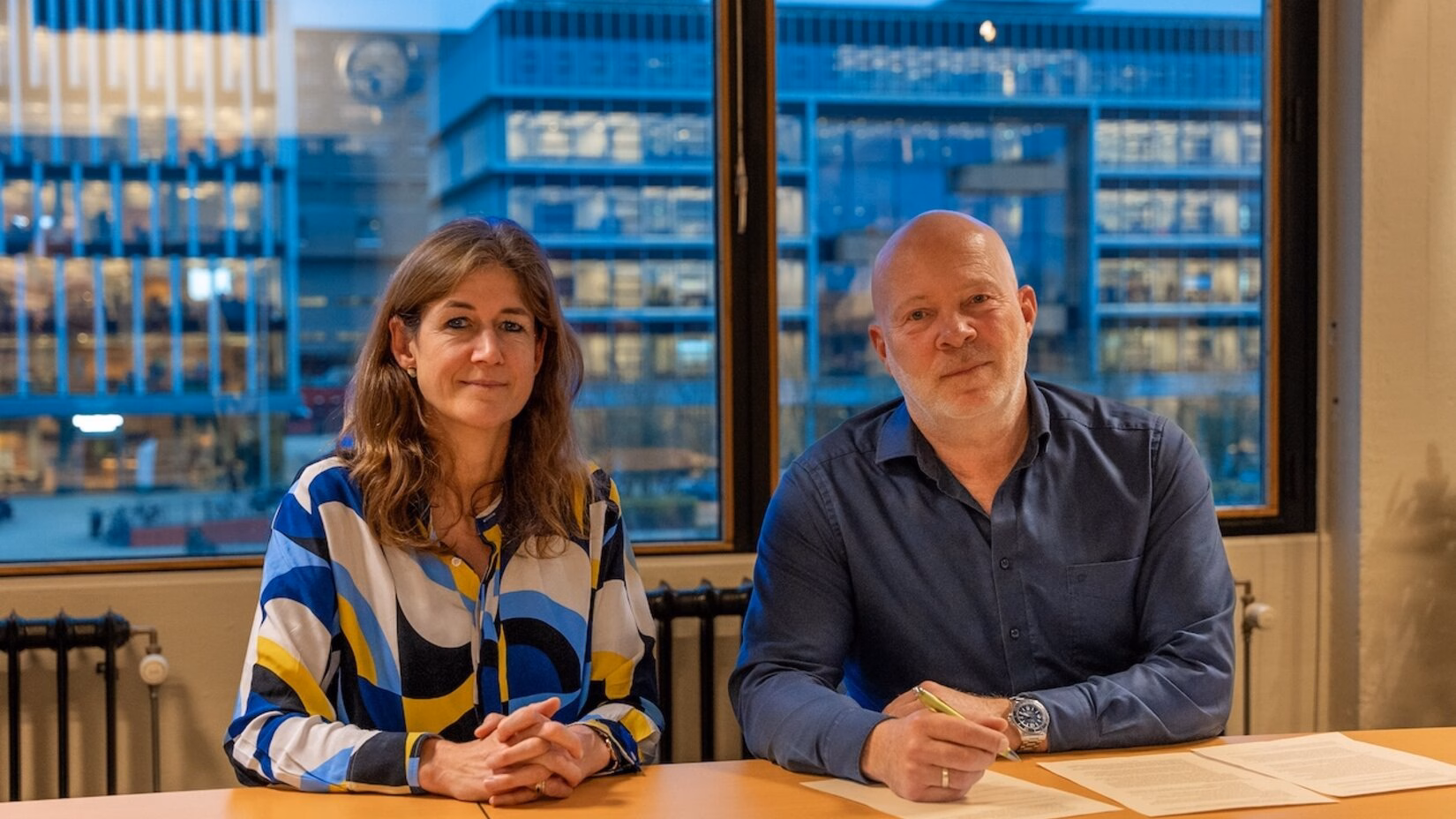 Annelien Bredenoord en wethouder Simons tekenen overeenkomst op de campus.