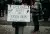 Demonstrant met een bord met daarop "Baas in eigen buik" tijdens een demonstratie over de Poolse abortuswet