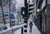 Sneeuw in Rotterdam: persoon op straat met op de voorgrond een voetgangersstoplicht dat op groen staat.