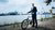 Alumnus Erik Verweij met fiets voor Kralingse Plas