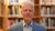 Bibliothecaris Roman Koot voor de boekenkasten van het Leeskabinet