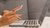 Online shopper achter laptop met creditcard in de hand