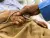 Twee mensen houden elkaars handen vast op ziekenhuisbed