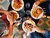 Vrienden eten lunch in restaurant