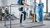 man leert lopen met robotbeen