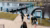 Studenten lopen over de brug op de campus.
