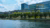 Groene Woudestein campus met uitzicht op water en verschillende schoolgebouwen.