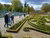 Gepensioneerden bekijken bloemen in de tuin van Paleis het Loo.