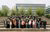 Hoogleraren op de trappen op Campus Woudestein samen met kinderen tijdens Meet the Professor