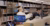 Cleo Anderson draagt de Apple Vision Pro in de University Library op campus Woudestein.