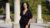 Wetenschapper Kayla Green poseert buiten.