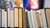 Boeken op een plank in een bibliotheek