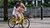 Vader leert kind fietsen