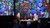 De presentator van Studio Erasmus met twee gasten in gesprek aan de talkshowtafel.