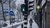 Sneeuw in Rotterdam: persoon op straat met op de voorgrond een voetgangersstoplicht dat op groen staat.