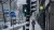 Sneeuw in Rotterdam: persoon op straat met op de voorgrond een voetgangersstoplicht dat op groen staat.